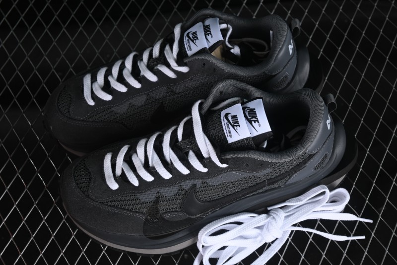 Nike Sacai VaporWaffle 3.0 Fashion-Forward Casual Sneakers - CV1363-105