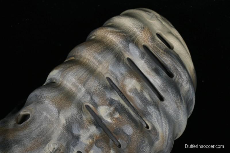 Crocs Classic Clog Slip-On Beach Sandals with Ventilation Holes - B.D4