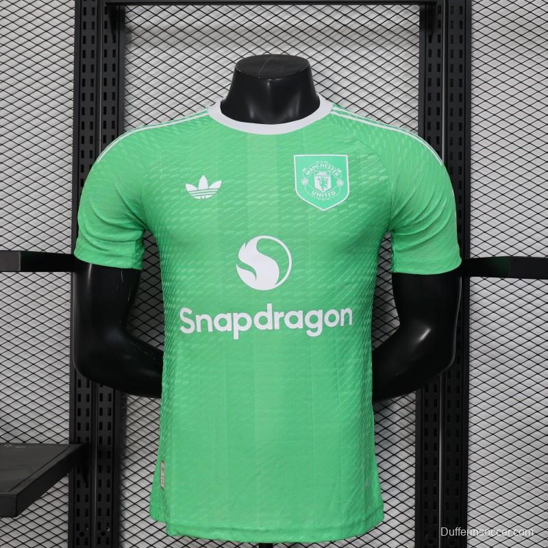 Player Version 25/26 Manchester United Green Goalkeeper Jersey