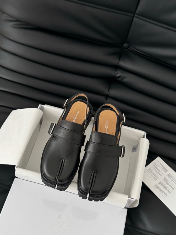 2025 Women MM6 Black Leather Sandals Tabi KFY00310