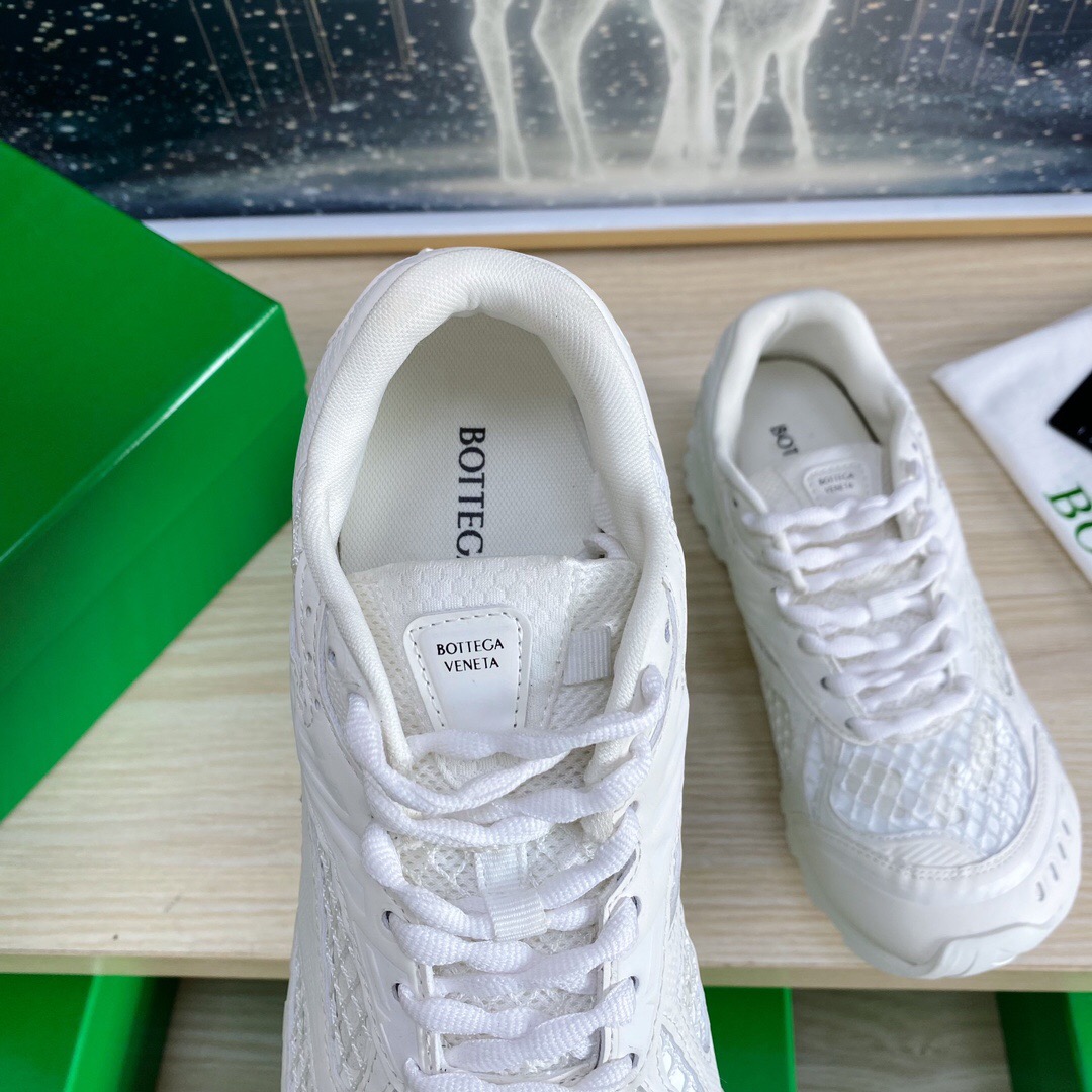 2025 Unisex Bottega Veneta White Lightweight Mesh Runner Sneakers LY00310