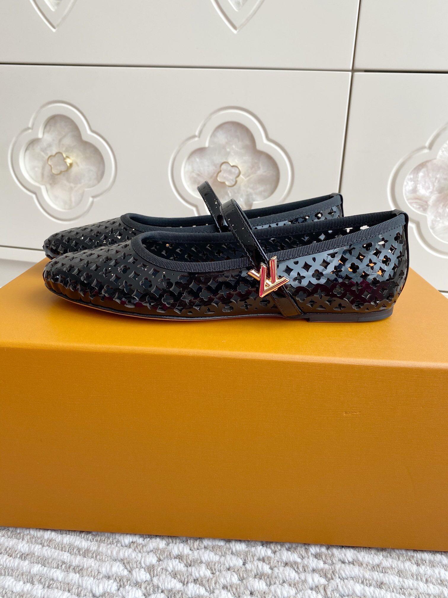2025 Women Louis Vuitton Black Patent Leather Mary Jane Ballet Flats KFY00310