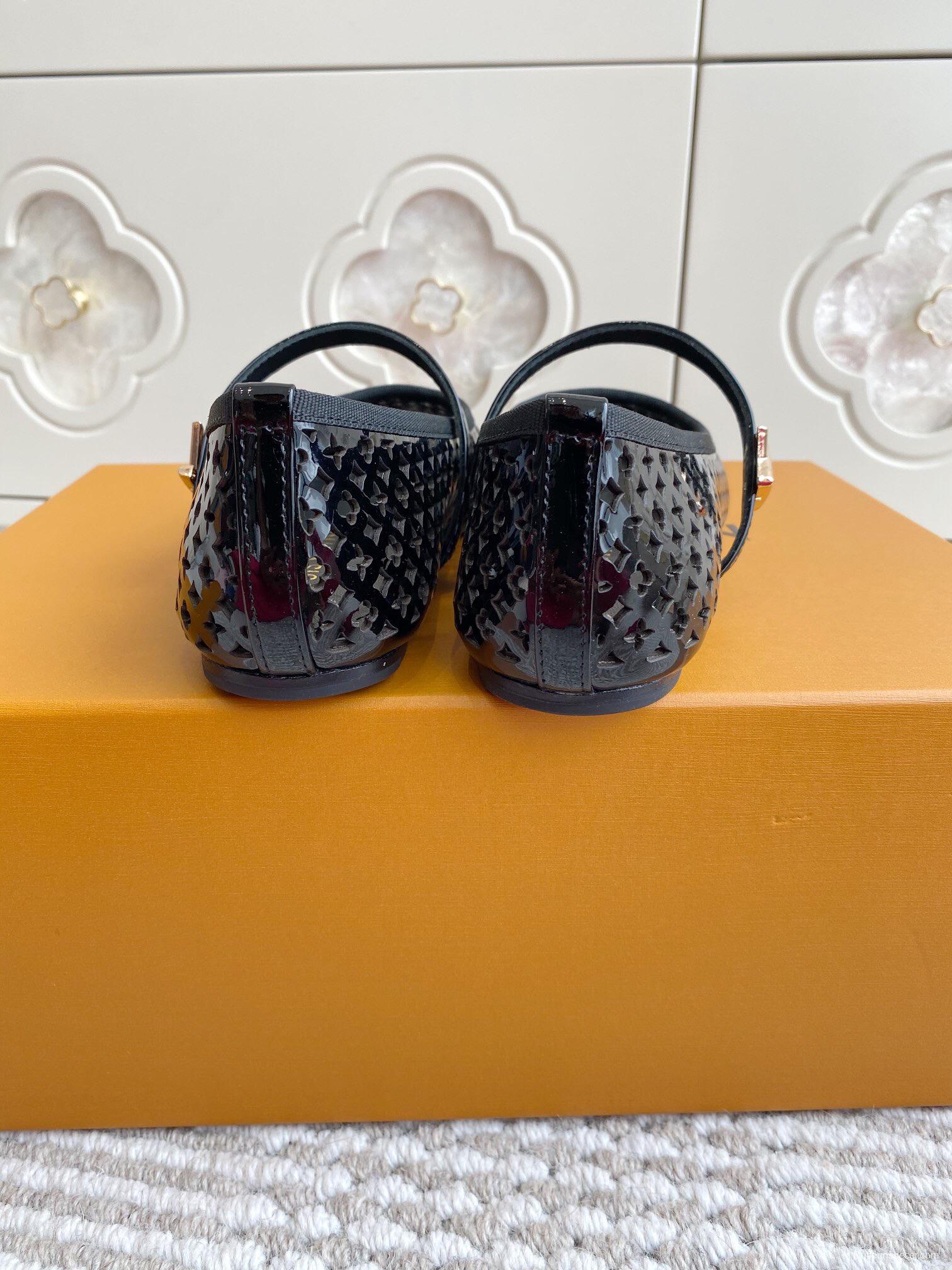 2025 Women Louis Vuitton Black Patent Leather Mary Jane Ballet Flats KFY00310